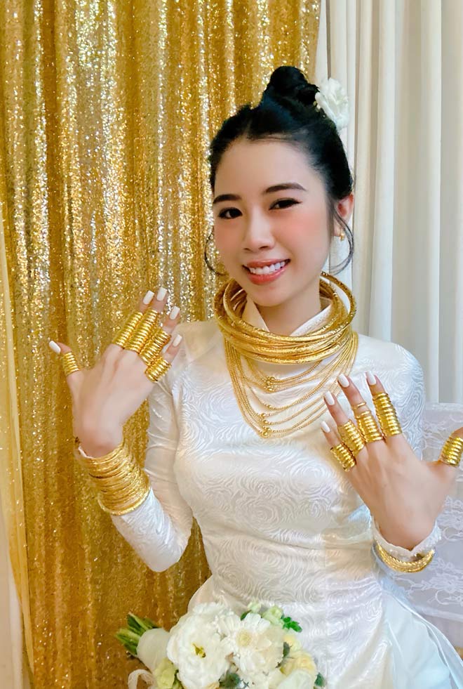 Cô dâu Đồng Nai đeo vàng trĩu người trong ngày cưới, được chị gái tặng  phong bì “khủng”