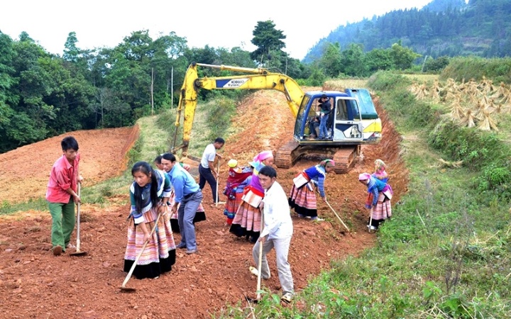 Xây dựng đường giao thông nông thôn ở huyện miền núi biên giới Si Ma Cai.