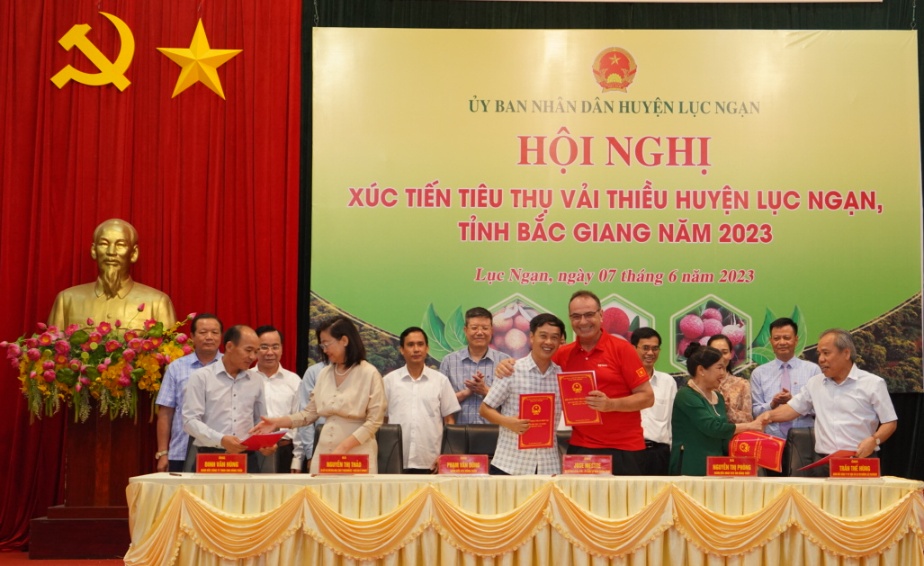 Đại diện Central Retail Việt Nam ký kết hợp tác với Hợp tác xã Hồng Xuân, huyện Lục Ngạn, tỉnh Bắc Giang tiêu thụ vải thiều năm 2023.