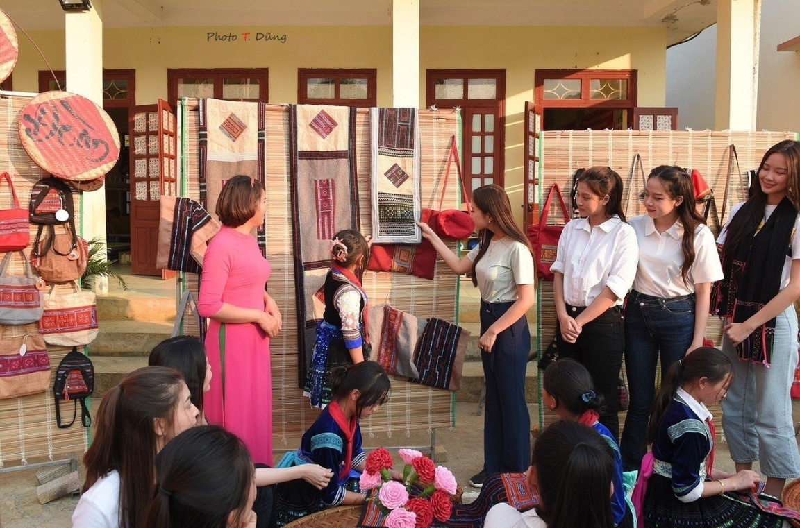 Du khách tham quan, trải nghiệm các sản phẩm của CLB thêu tay tại Trường THCS Sùng Phài 