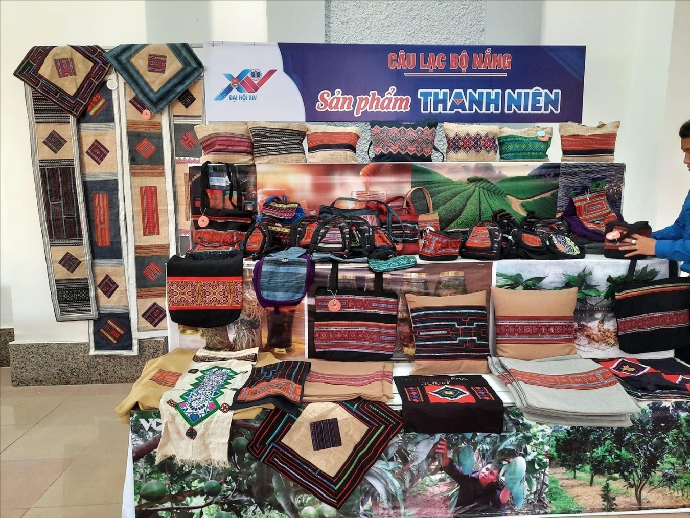 Sản phẩm của CLB Thêu tay trường THCS Sùng Phài tại Gian hàng trưng bày sản phẩm thanh niên của Đại hội đại biểu TNCS HCM tỉnh Lai Châu 