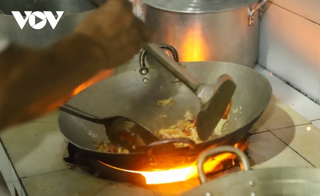 Các món sam chỉ chế biến ngay trước khi khách dùng bữa để đảm bảo sự tươi ngon. Thịt sam tẩm ướp để ngấm gia vị, được đảo nhanh trên lửa lớn.