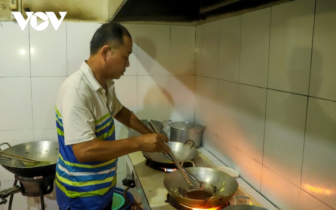 Ông Nguyễn Thế Long, đầu bếp tại Trà Cổ cho biết, mặc dù vẫn là các món tương tự nhau nhưng mỗi nhà hàng, mỗi vùng lại có cách chế biến theo bí quyết riêng. Giá mỗi cặp sam sau chế biến khoảng 1,6 triệu đồng, làm được 5-6 món.