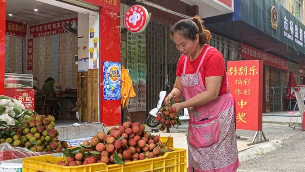 Tại phố ẩm thực Bằng Tường, 1 kg vải Lục Ngạn có giá khoảng 130.000 đồng.