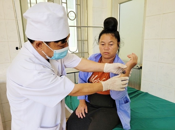 Theo dõi, điều trị người mắc bệnh than tại Trung tâm Y tế huyện Tủa Chùa, tỉnh Điện Biên. (Ảnh LÊ LAN)