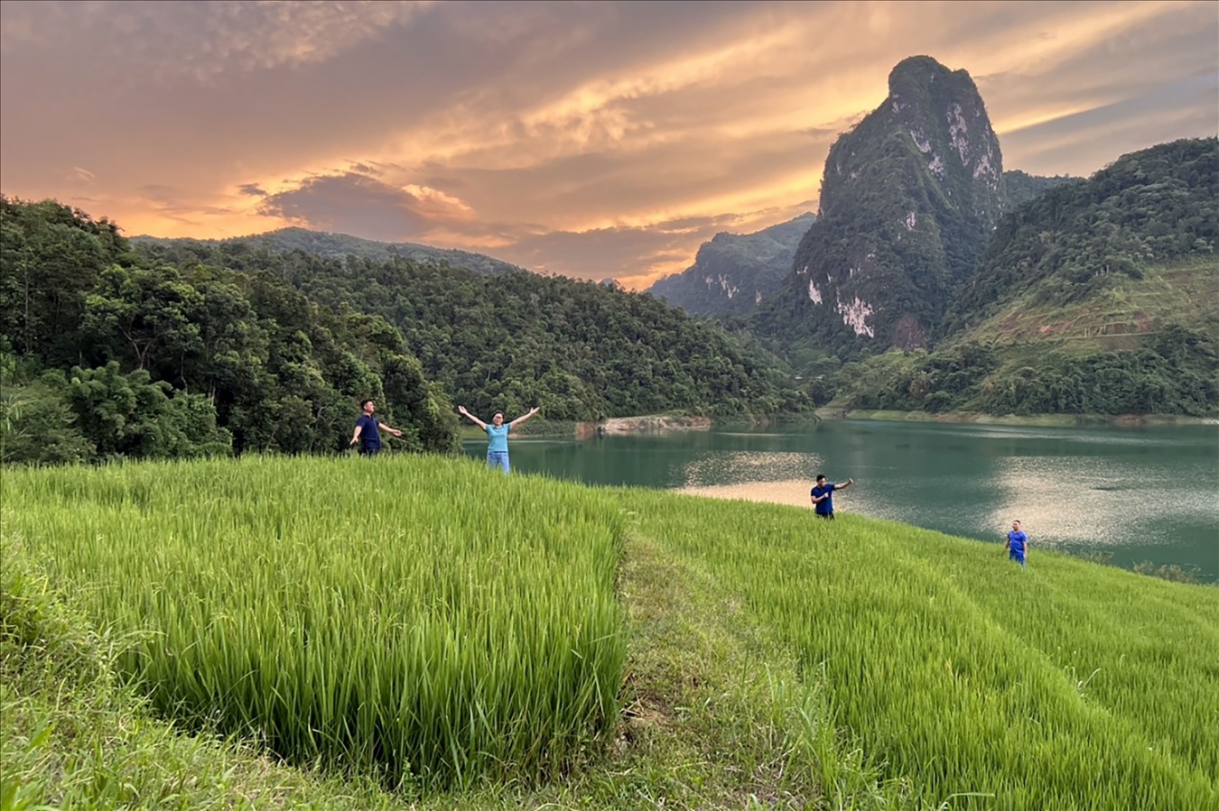 Pha Mu giáp với xã Chiềng Khay, huyện Quỳnh Nhai (Sơn La), nơi có 2 dân tộc Thái, Mông cùng sinh sống với nhiều nét văn hoá đặc sắc, giàu truyền thống. Từ lâu, Pha Mu còn được ví như “hạt ngọc thô”, một vẻ đẹp nguyên sơ, nơi đây sở hữu nhiều lợi thế, tiềm năng, giá trị chưa được khai thác…