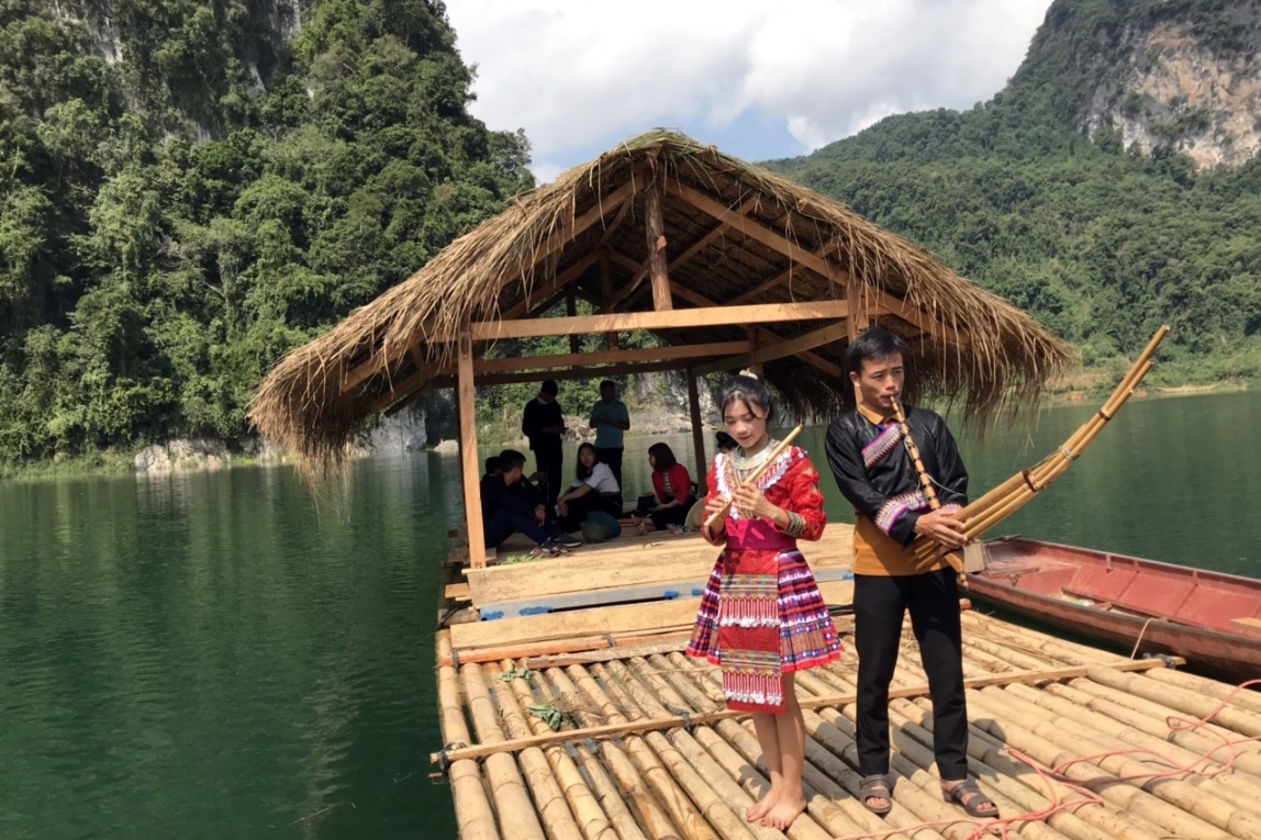 Hiện, toàn xã Pha Mu đã có 7 hộ tham gia làm Homestay lưu trú khi khách du lịch có nhu cầu ở lại trải nghiệm. Với những trải nghiệm thực tế độc đáo, hấp dẫn, lượng khách tìm kiếm đến Pha Mu đang tăng dần, đó sẽ là cơ sở bước đầu để bà con nơi đây làm quen với phát triển du lịch.