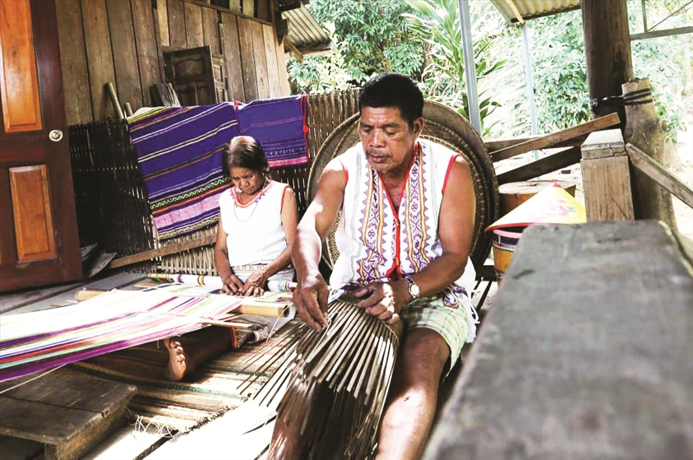 Người dân làng Le luôn giữ gìn các nghề truyền thống của dân tộc như dệt thổ cẩm, đan lát thủ công... Ảnh: VH