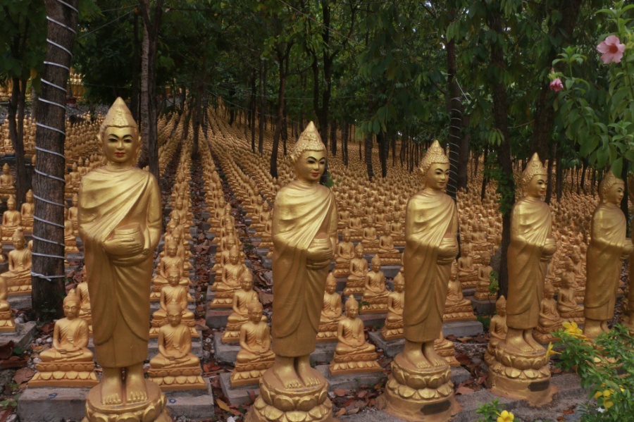 Các tượng Phật đều làm thủ công, sơn màu vàng; không tượng nào giống tượng nào