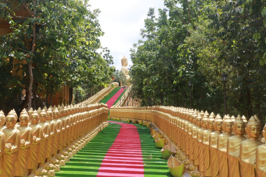  2.000 bức tượng Phật được đặt đứng thành hai hàng trên con đường dẫn lên bức tượng Phật lớn nhất cao 10m tọa vị trên đỉnh đồiĐỉnh đồi là tượng Phật ngồi cao 10m