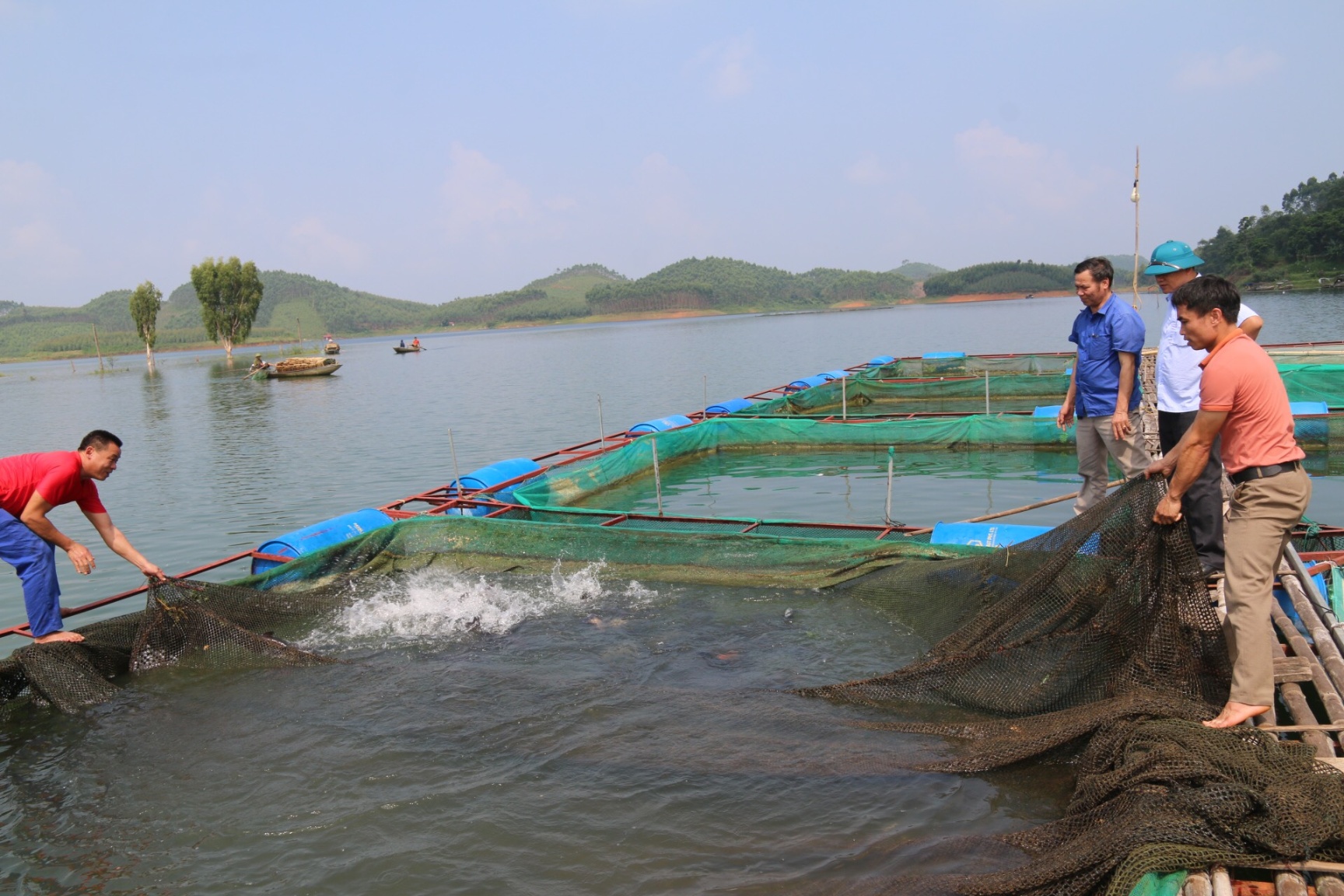 Nuôi trồng thủy sản thường gặp nhiều rủi ro trong mùa mưa lũ.