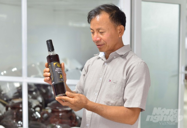 Sản phẩm nước cốt phúc bồn tử đang được gia đình ông Vũ Văn Minh bán ra thị trường với giá 300.000 đồng/lít. Ảnh: Minh Hậu.