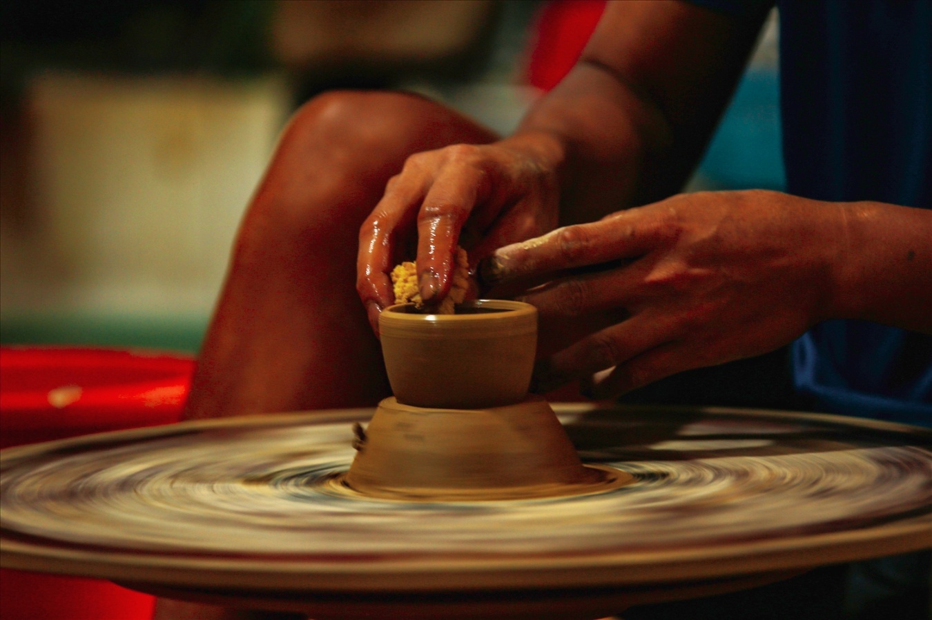  Dưới đôi tay “vàng”, các hình thù gốm sẽ được tạo hình ngay trên bàn xoay