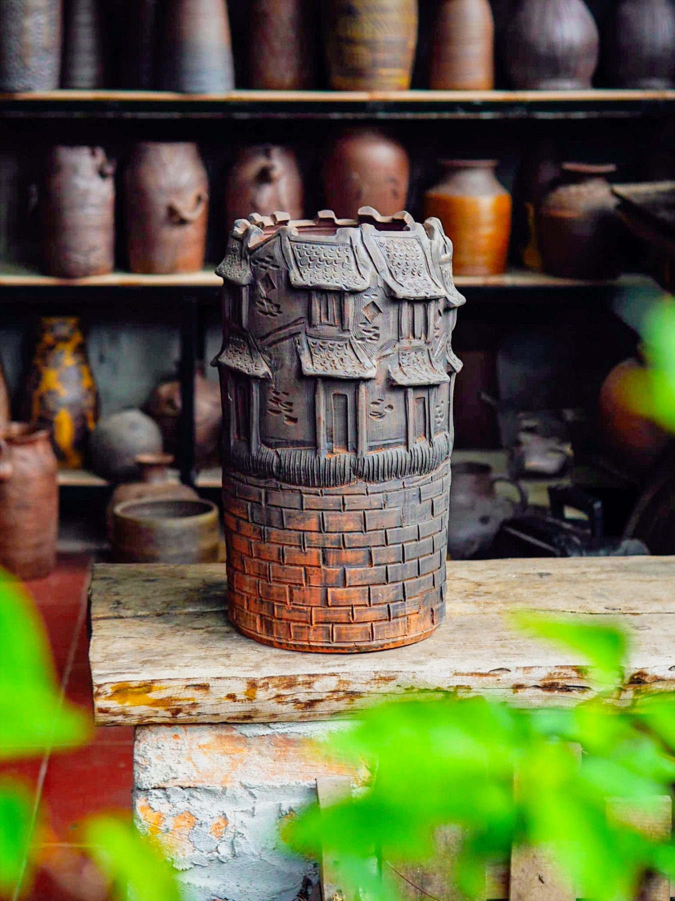 Ngoài tìm mua các sản phẩm gốm trang trí, du khách tìm đến xưởng gốm Hương Canh để check-in cùng những tác phẩm nghệ thuật