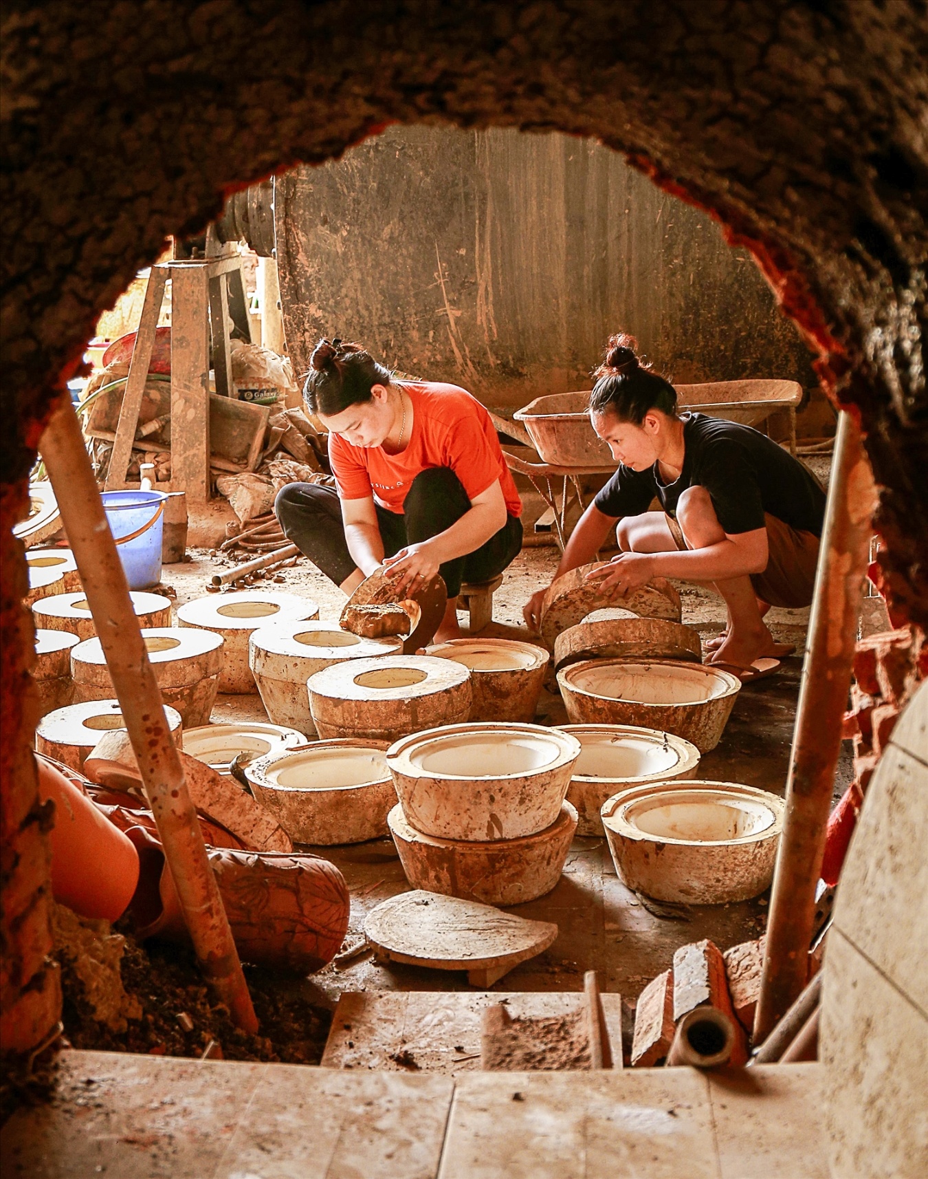 Gốm Hương Canh là loại gốm sành, không dùng men, nên kỹ thuật điêu khắc giúp người thợ dễ “thổi hồn” vào sản phẩm thông qua các hình khối, chi tiết đắp nổi, tận dụng hiệu ứng ánh sáng tự nhiên