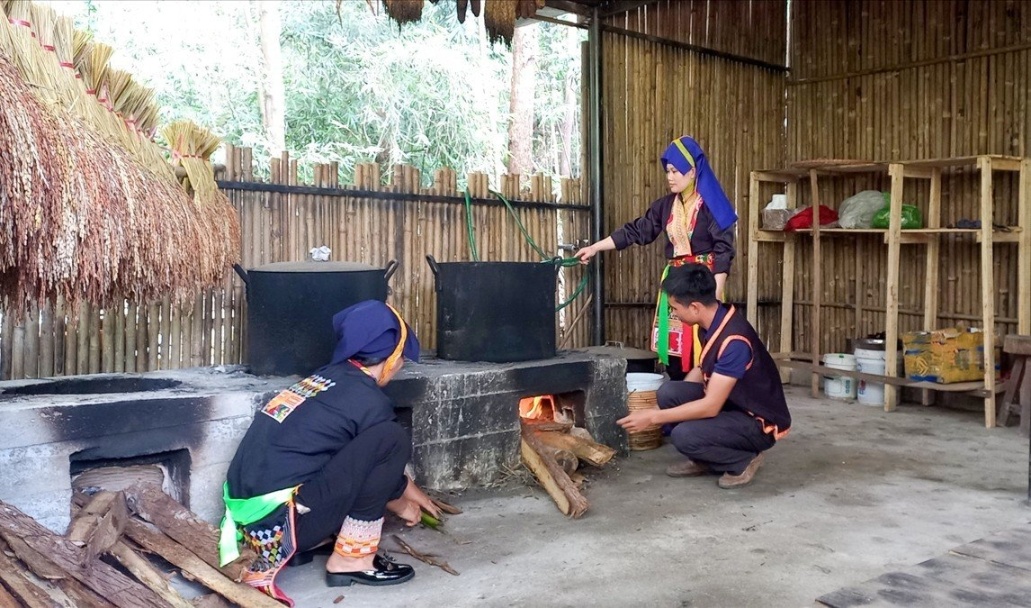 Đồng bào Dao tổ chức nhiều dịch vụ phục vụ khách du lịch đến bản. (Trong ảnh: Hộ gia đình đun nước lá tắm của người Dao phục vụ khách) 