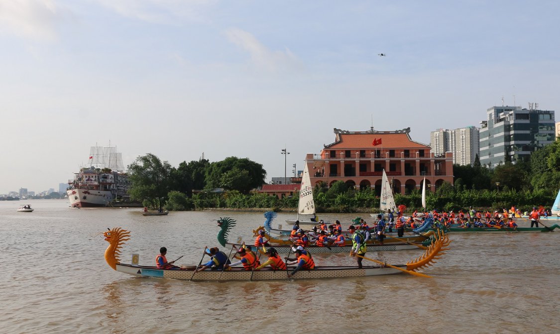 dua thuyen du lịch tphcm 1.jpg