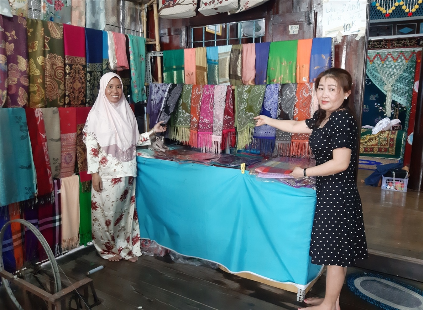 Sản phẩm của Làng dệt thổ cẩm Châu Giang của người Chăm ở xã Châu Phong, Thị xã Tân Châu nổi tiếng luôn thu hút du khách nước ngoài.