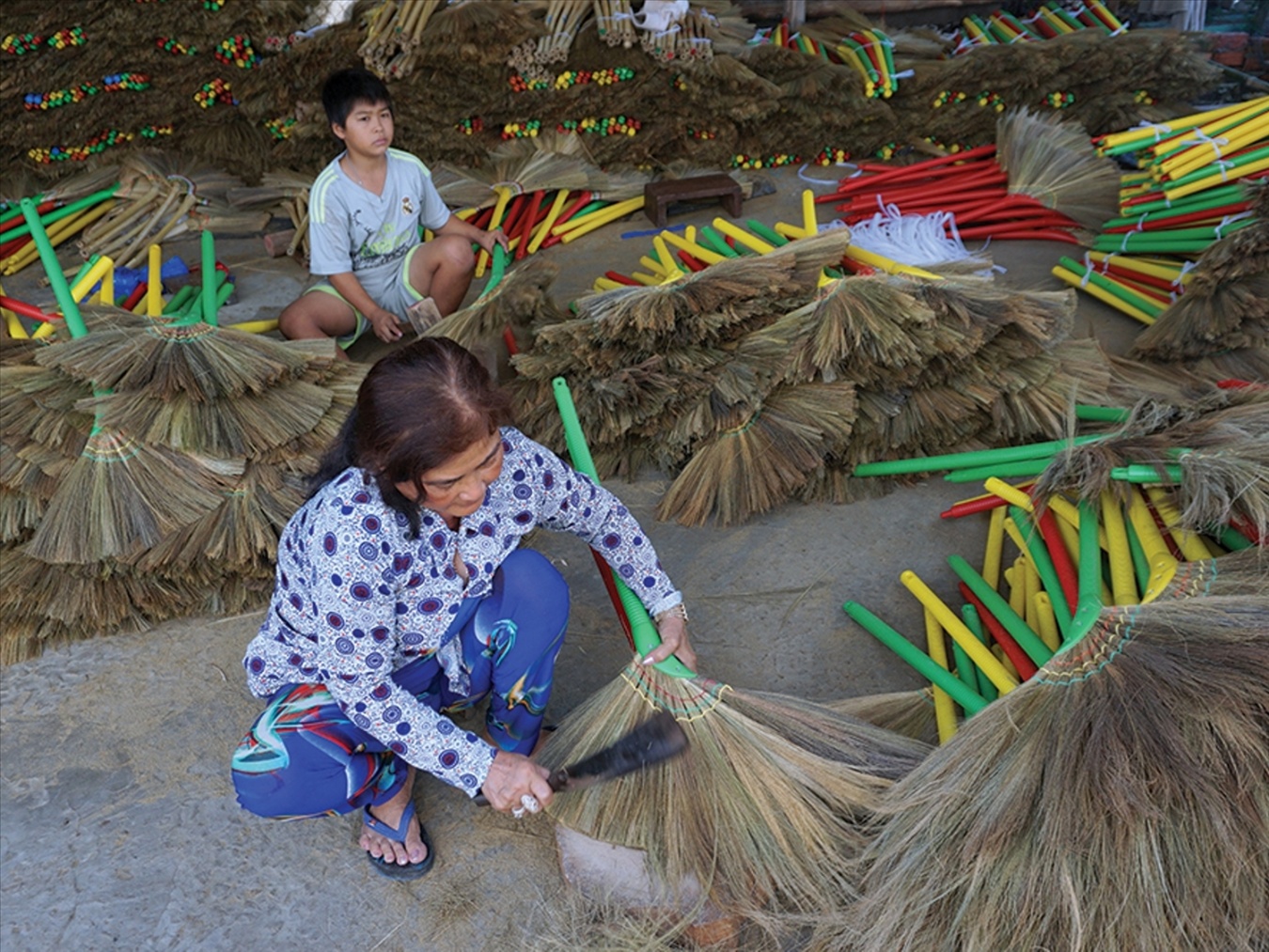 Làng nghề bó chổi bông sậy Cồn Nhỏ, xã Phú Bình, huyện Phú Tân có 327 hộ sản xuất, giải quyết việc làm cho khoảng 800 lao động.