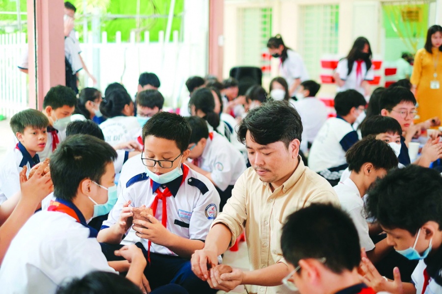 Hoàng Việt Hải trong buổi hướng dẫn học sinh thực hành nắn, vuốt gốm tại Trường THCS Minh Đức (quận 1, TPHCM)