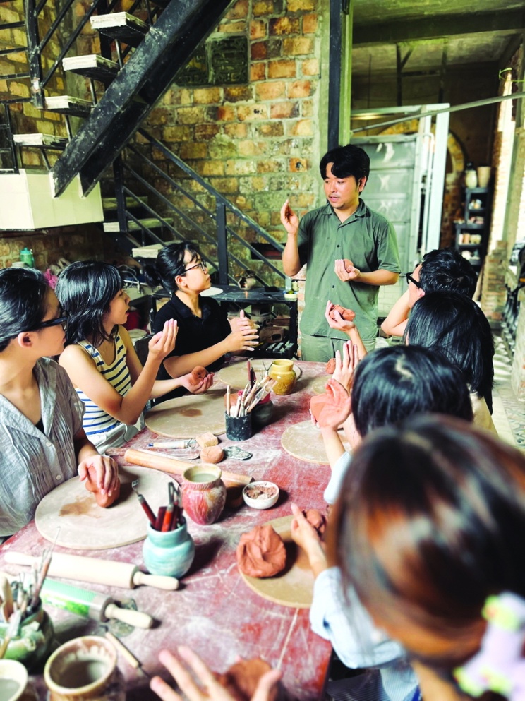 Hoàng Việt Hải trực tiếp đứng lớp hướng dẫn khách thực hành nặn gốm