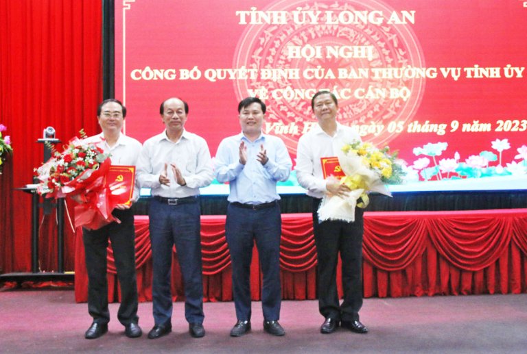 Trao-quyết-định-về-công-tác-can1-bộ-tại-huyện-Vĩnh-Hưng.jpg