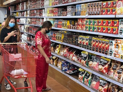 Hàng hóa Việt được bày bán trong hệ thống siêu thị Lotte Mart. Ảnh: HOÀNG HÙNG ảnh 1