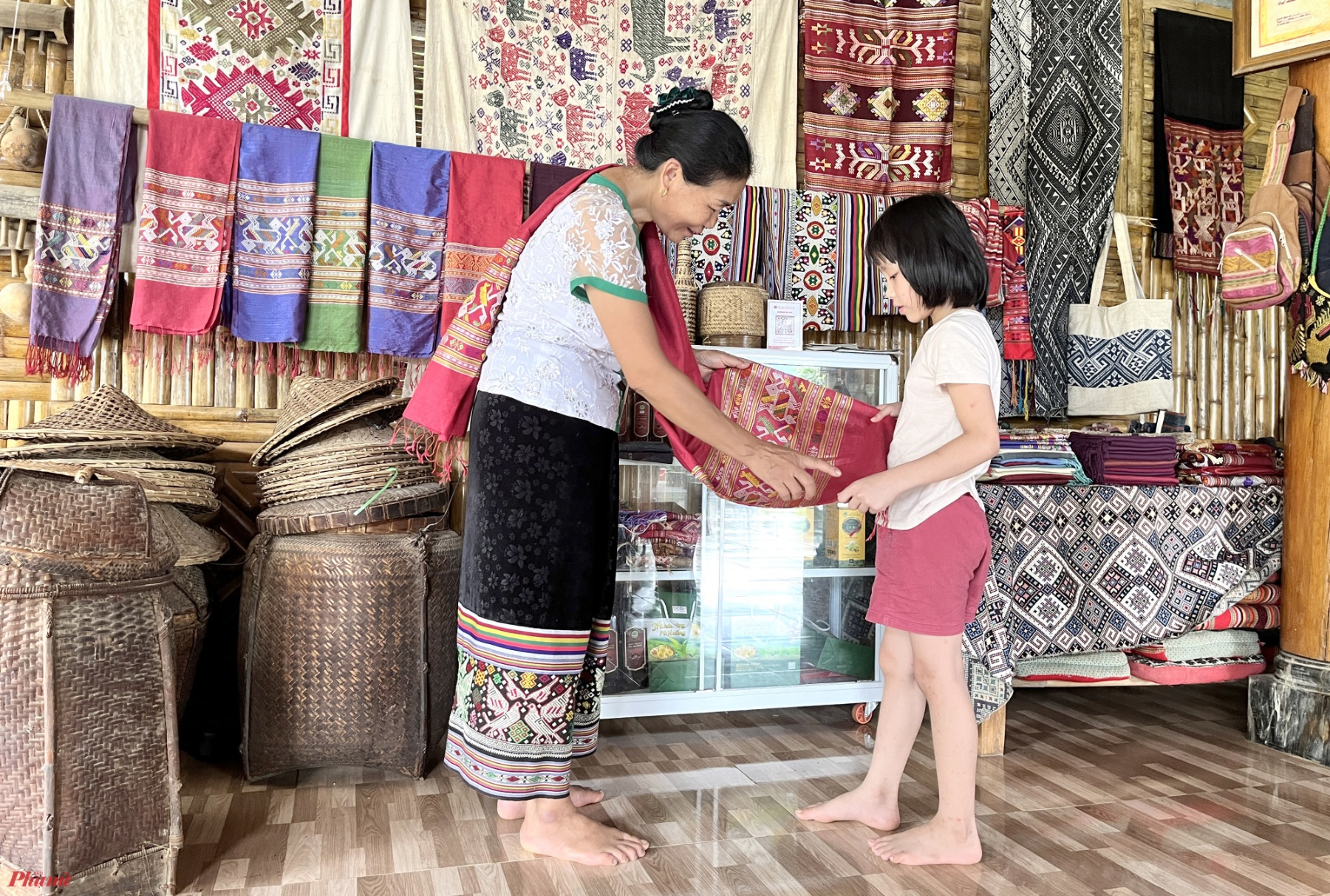 Cách Mường Đán chừng 70km, bản Hoa Tiến (xã Châu Tiến, huyện Quỳ Châu, tỉnh Nghệ An) cũng đang được nhiều người tìm đến trải nghiệm các phong tục, tập quán của người Thái cổ. Hoa Tiến có gần 500 hộ dân đều là người Thái, sinh sống trong những căn nhà sàn truyền thống bằng gỗ.