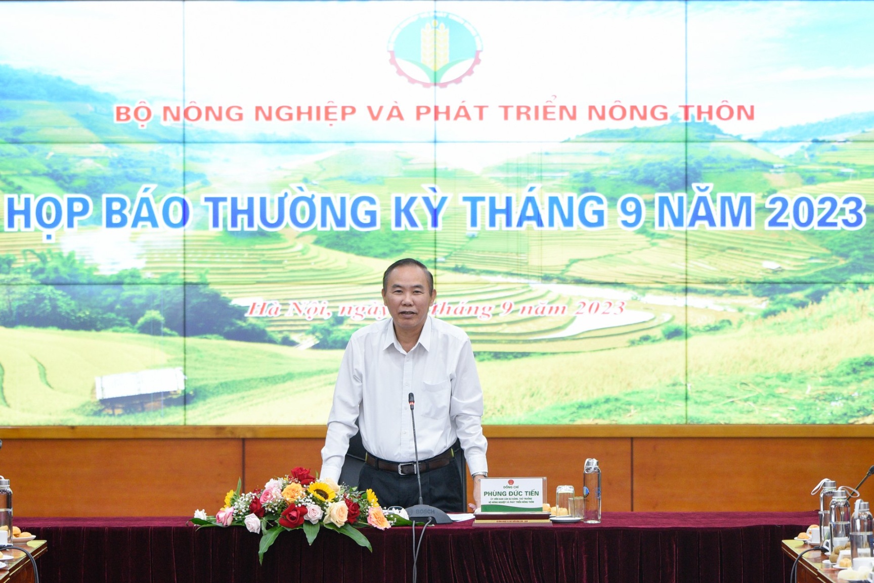 Thứ trưởng Phùng Đức Tiến chủ trì họp báo thường kỳ tháng 9 của Bộ NN-PTNT vào sáng 29/9. Ảnh: Tùng Đinh.