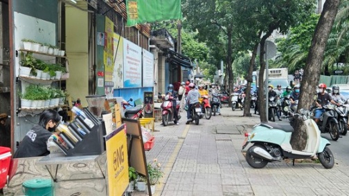 Vỉa hè đường Nguyễn Đình Chiểu, quận 3 được kẻ vạch cho người dân sử dụng tạm ảnh 2