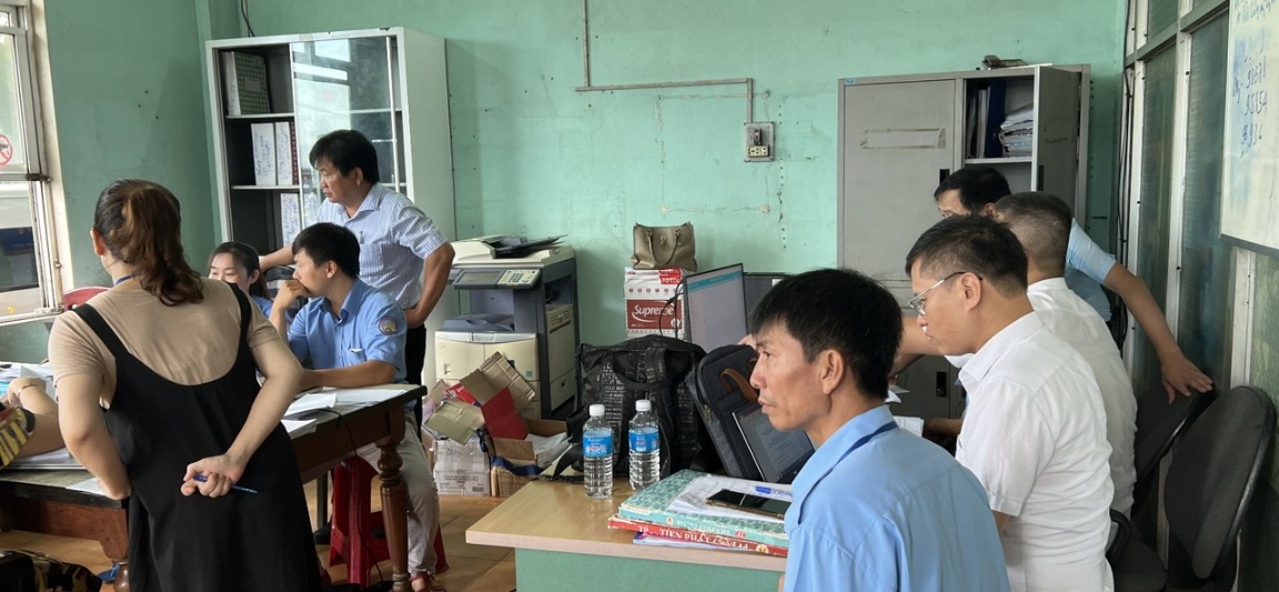 Đoàn công tác của Bộ NN-PTNT kiểm tra công tác chống khai thác vi phạm IUU tại Ban quản lý Cảng cá Quy Nhơn (Bình Định). Ảnh: V.Đ.T.