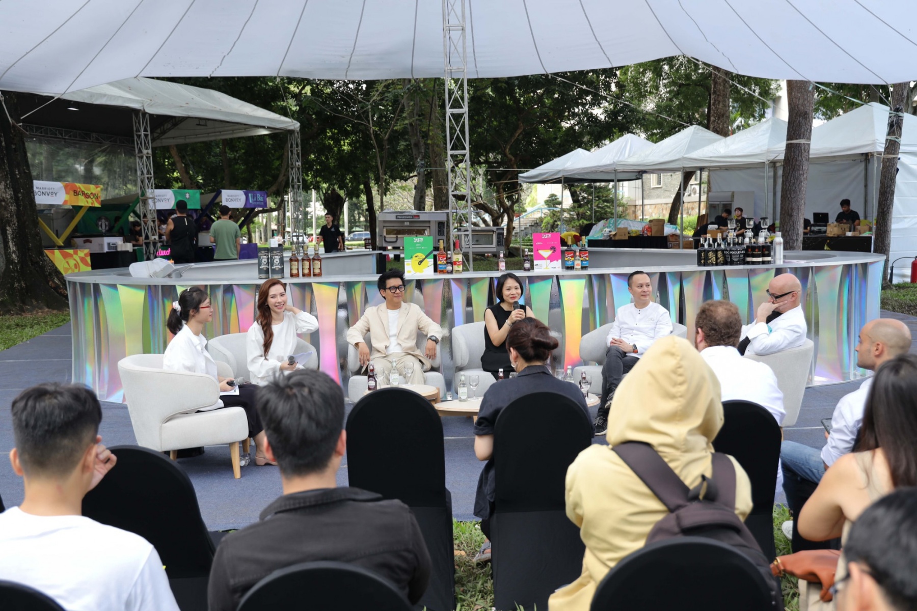 Bên cạnh các trải nghiệm về không gian, thưởng thức ẩm thực, người tham dự còn có cơ hội được lắng nghe chia sẻ từ những khách mời nổi tiếng như Chef Hoàng Tùng, Sommelier Huy Nguyễn... trong các buổi workshop được tổ chức theo các khung giờ cố định