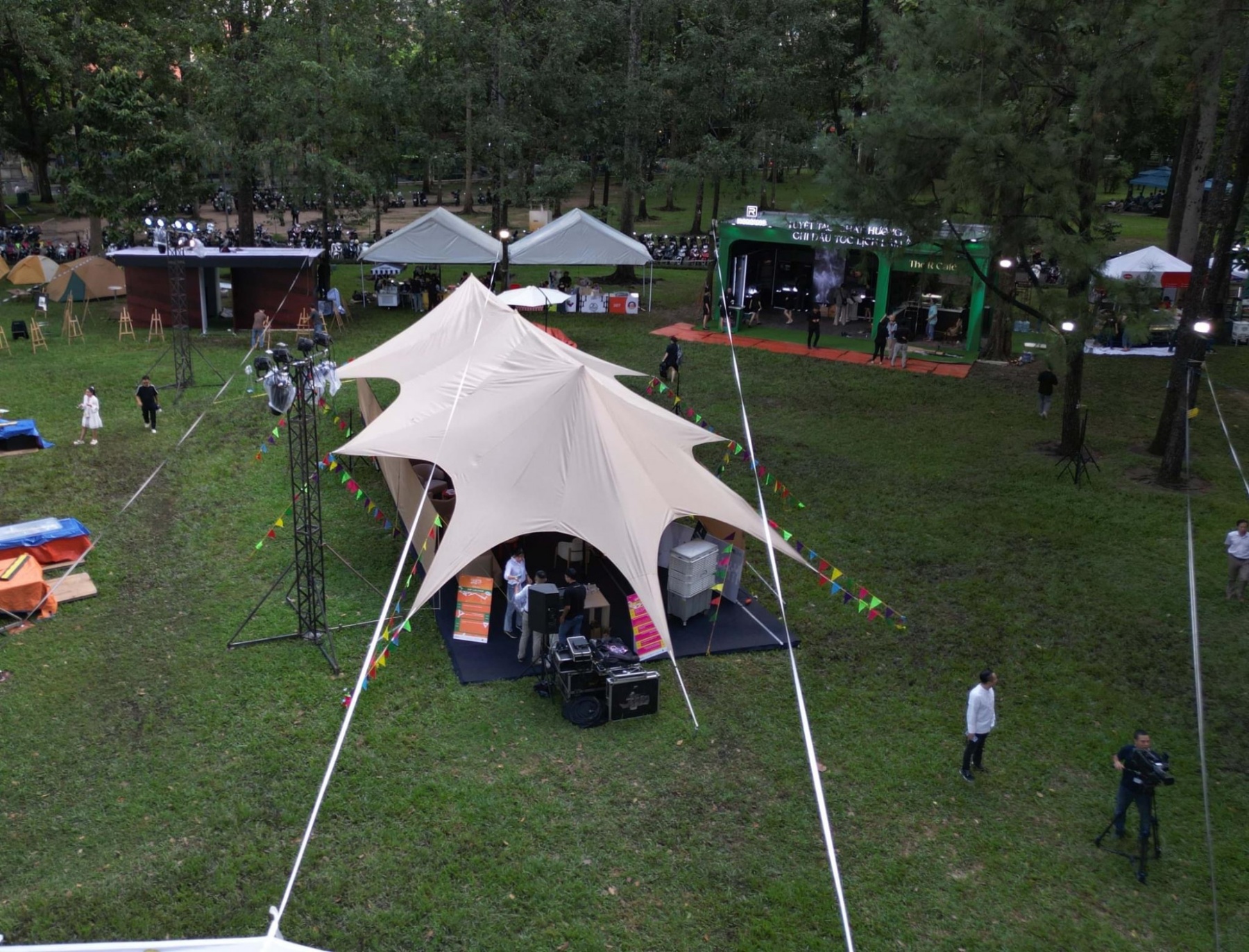 Dưới những tán cây xanh trong khuôn viên Dinh Thống Nhất, hoạt động cắm trại với lều, bạt, khu vực ăn uống sẽ được tổ chức với quy mô như một bãi camping chuyên nghiệp. Đây là một phần trong chuỗi hoạt động của sự kiện Taste of Saigon được tổ chức bởi artLIVE, kéo dài trong 3 ngày từ 6-7-8/10. 
