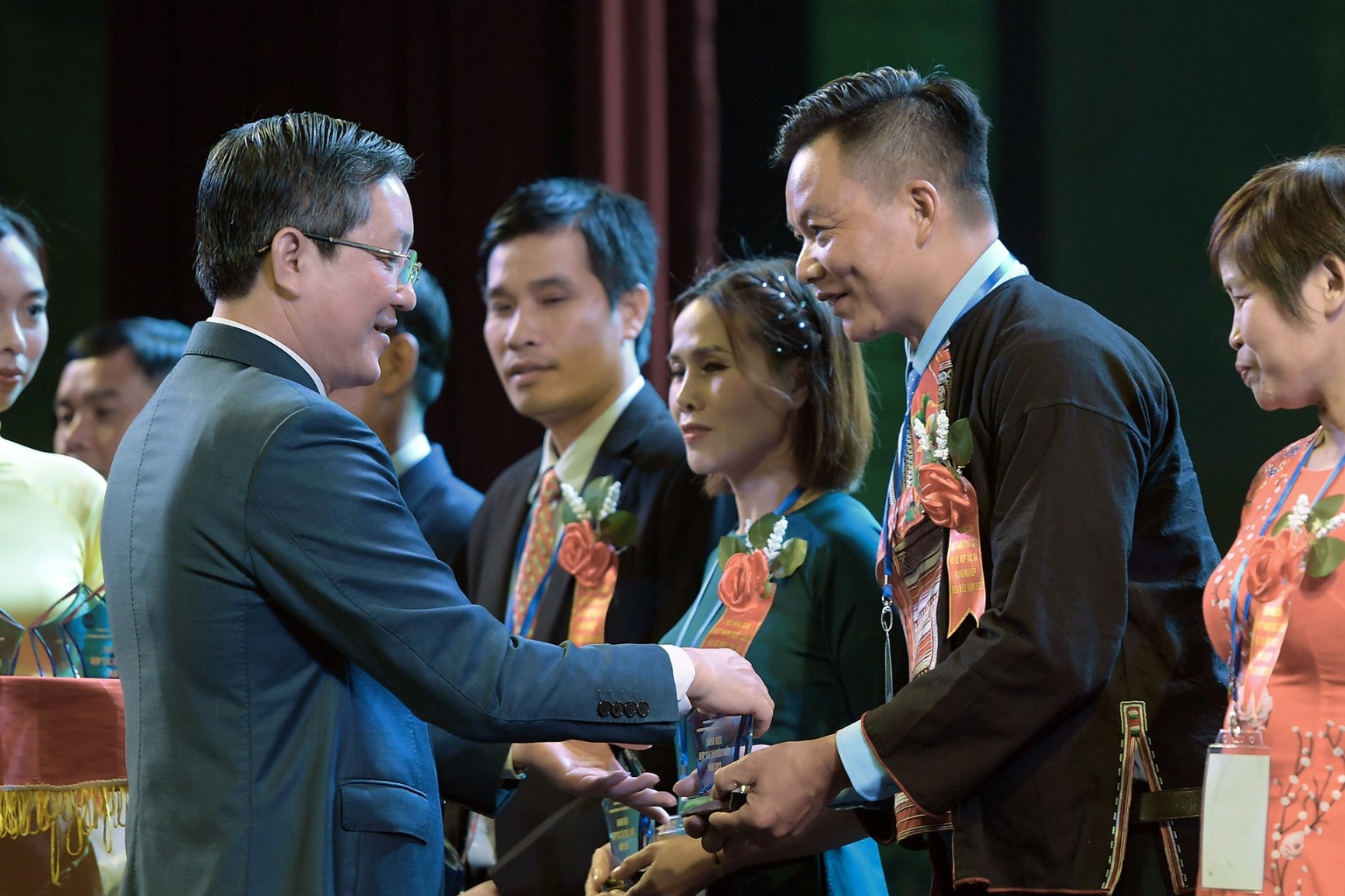 Chủ tịch Trung ương Hội Nông dân Việt Nam trao kỷ niệm chương cho các nông dân xuất sắc, HTX tiêu biểu.