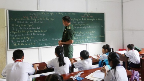 Thiếu tá Trần Bình Phục giảng dạy cho các em học sinh ảnh 1