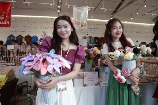 Huyền Vy cùng với bạn thân mở gian hàng hoa móc len tại hội chợ XINH FEST 2. Ảnh HÀ NGUYỄN ảnh 1