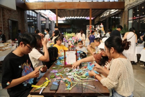 Các bạn trẻ say mê làm hoa kẽm nhung tại một workshop do COMPLEX 01 tổ chức ảnh 2