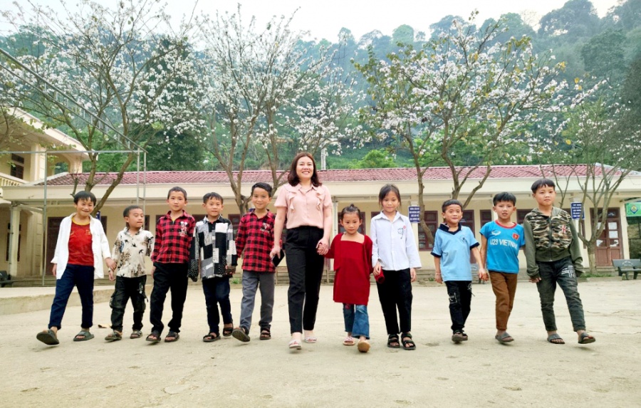 Cô Lã Thị Thanh Huyền bên những em học sinh người Mông - ẢNH: T.H.