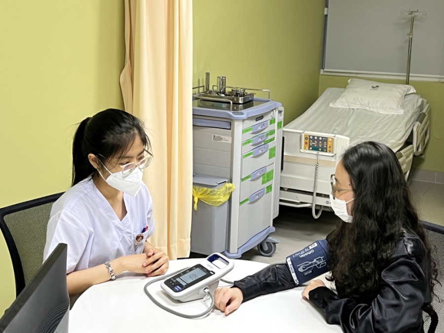 Khách du lịch kiểm tra sức khỏe để trải nghiệm tour du lịch bằng trực thăng tại Bệnh viện Quân y 175 - Ảnh: Quốc Thái
