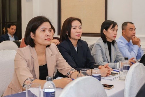 Các đại biểu đến dự hội nghị sáng 15-11 tại Hà Nội