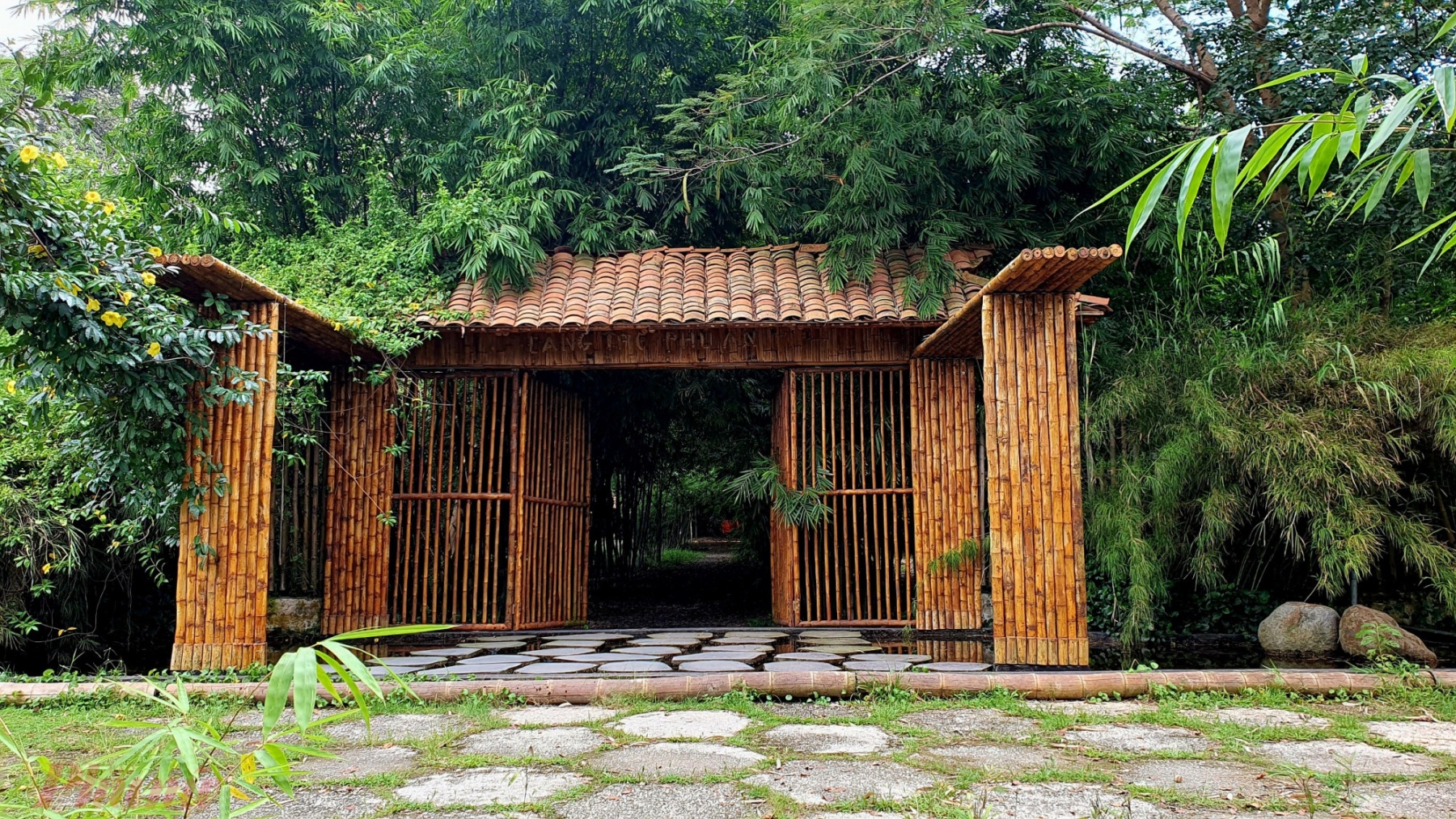 Cổng chào bằng tre ở làng tre Phú An