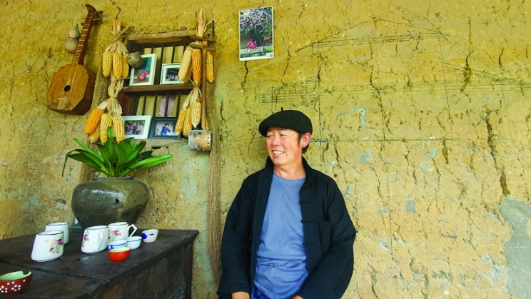 Ông Vừ Mí Pứ trong ngôi nhà đất cổ của gia đình tại bản Lao Xa (xã Sủng Là, huyện Đồng Văn, Hà Giang)