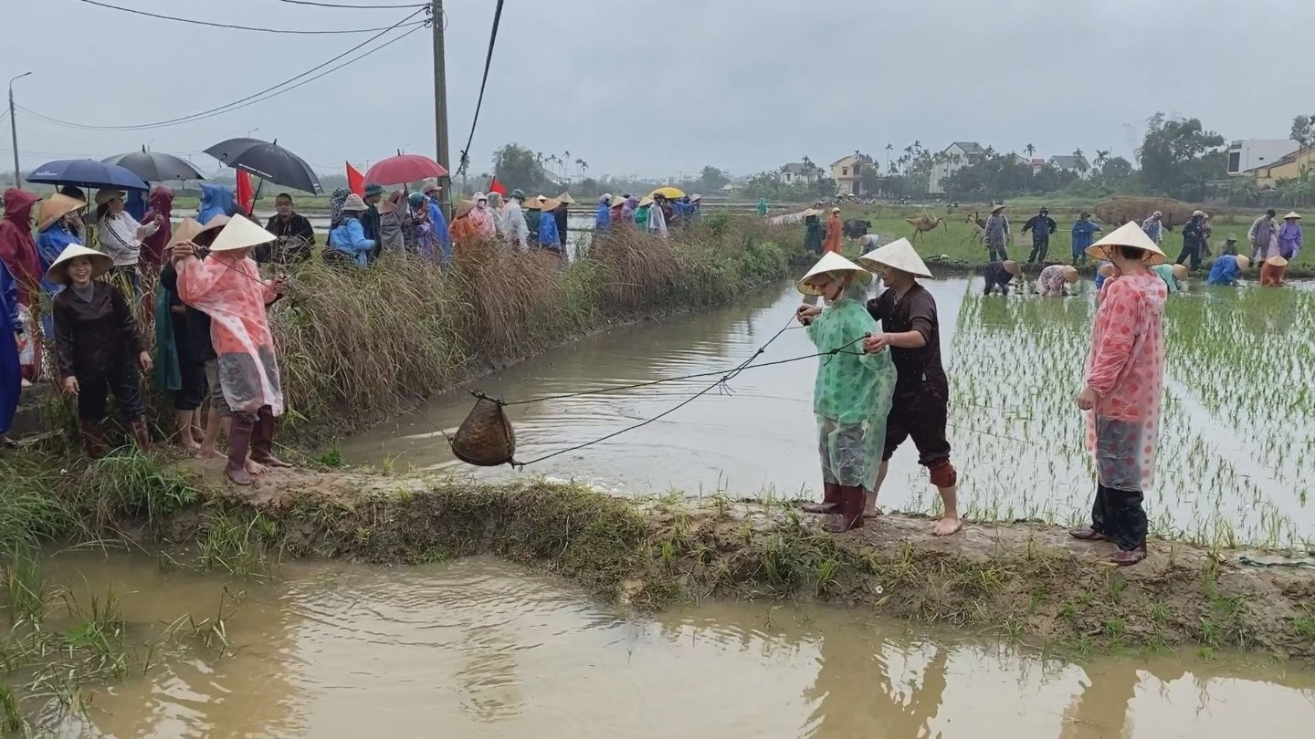 Váy hoa nhí - Nét dịu dàng và lãng mạn cho ngày chớm Thu | ELLE