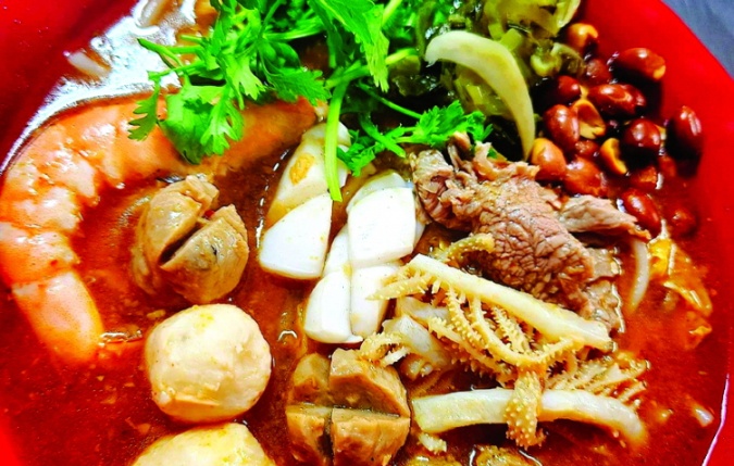 Ăn bún đen Macao (Trung Quốc) ở Chợ Lớn