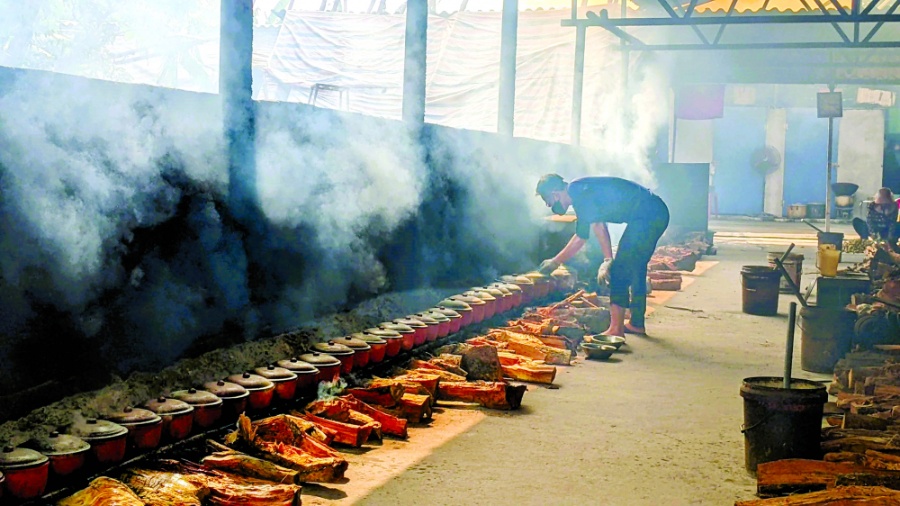 Nhiều cơ sở kho cá ở làng Nhân Hậu “sản xuất” với số lượng lớn
