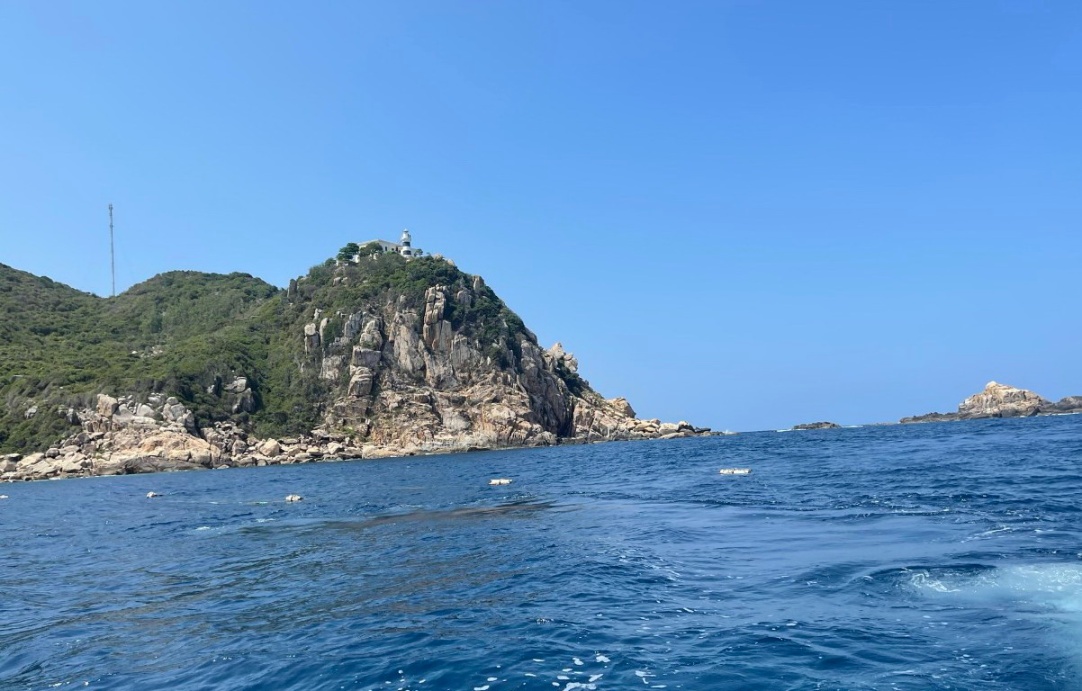 Ngọn hải đăng nay đã hơn 100 tuổi và được xem là nóc nhà của đảo, nơi mà du khách có thể dễ dàng phóng tầm mắt ngắm nhìn toàn cảnh Bích Đầm xanh biếc màu trời