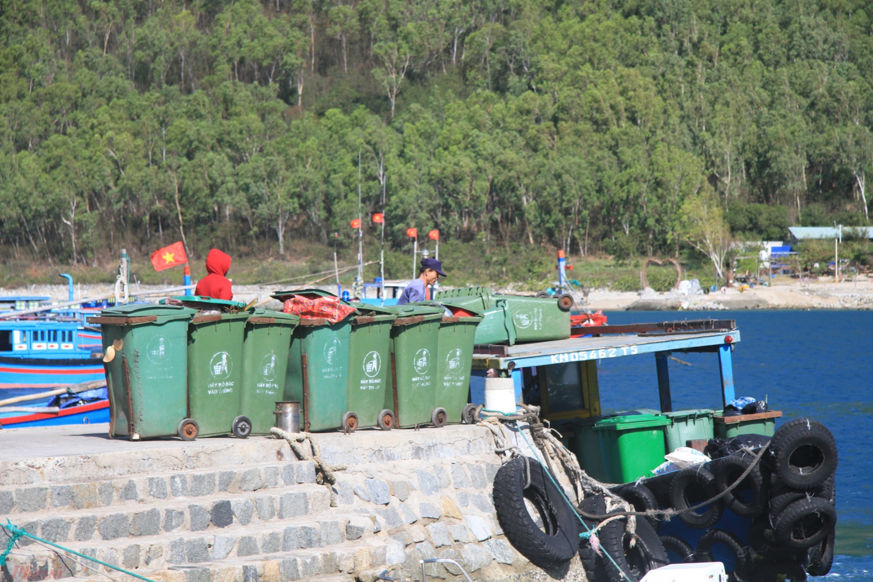 Người dân trên đảo thu gom rác và mỗi ngày, rác sẽ được công nhân môi trường đô thị đưa về đất liền để xử lý