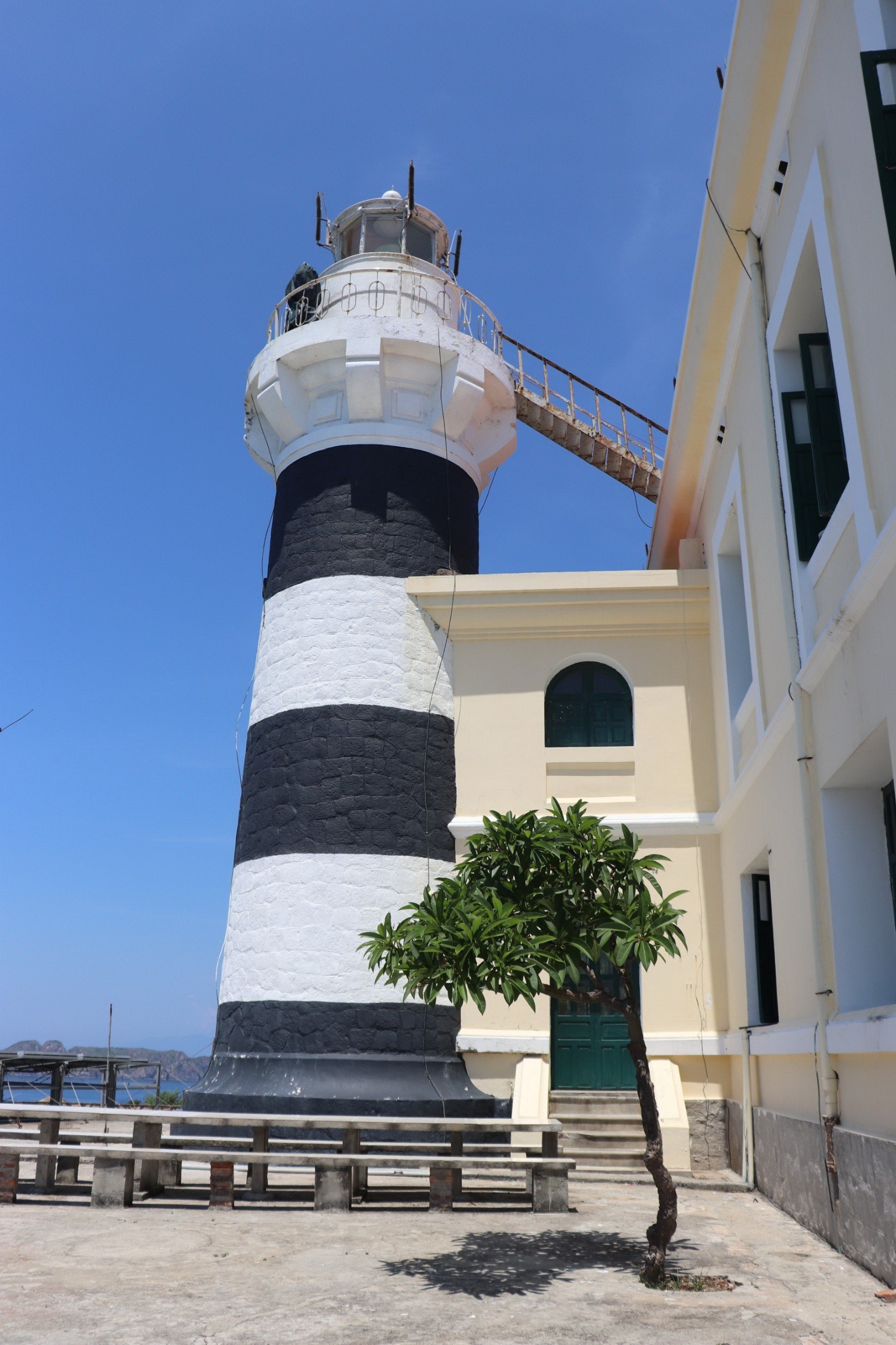 Du khách cũng có thể đến ngọn hải đăng Hòn Lớn, một trong năm hải đăng cổ nhất Việt Nam
