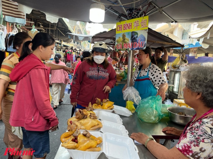 Tại chợ Phùng Hưng (quận 5) sáng nay cũng ghi nhận đông đúc khách. Các quầy hoa tươi, xôi chè hút khách. Tạ