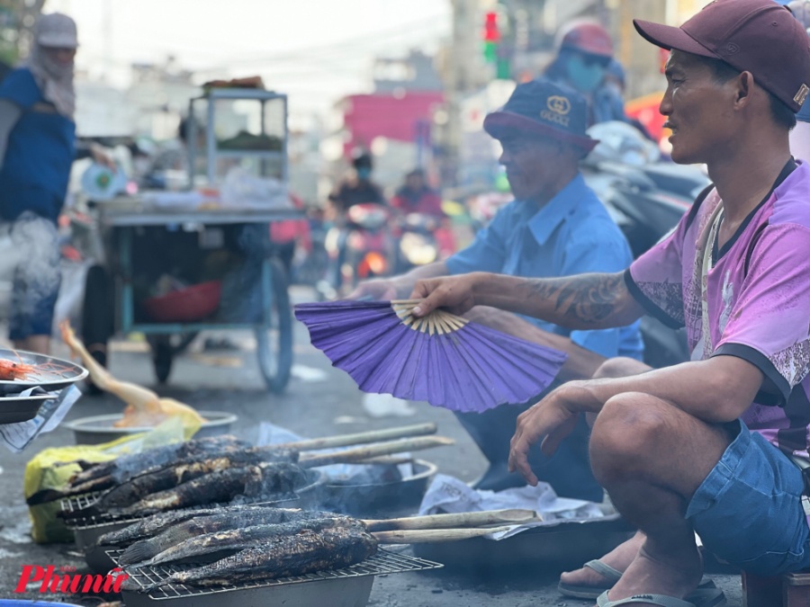 Giá cá lóc nướng chui sáng mùng 10 ghi nhận tại các khu chợ lẻ, lề đường TPCHM có giá bán từ 80.000-120.000 đồng/con (tùy kích thước).